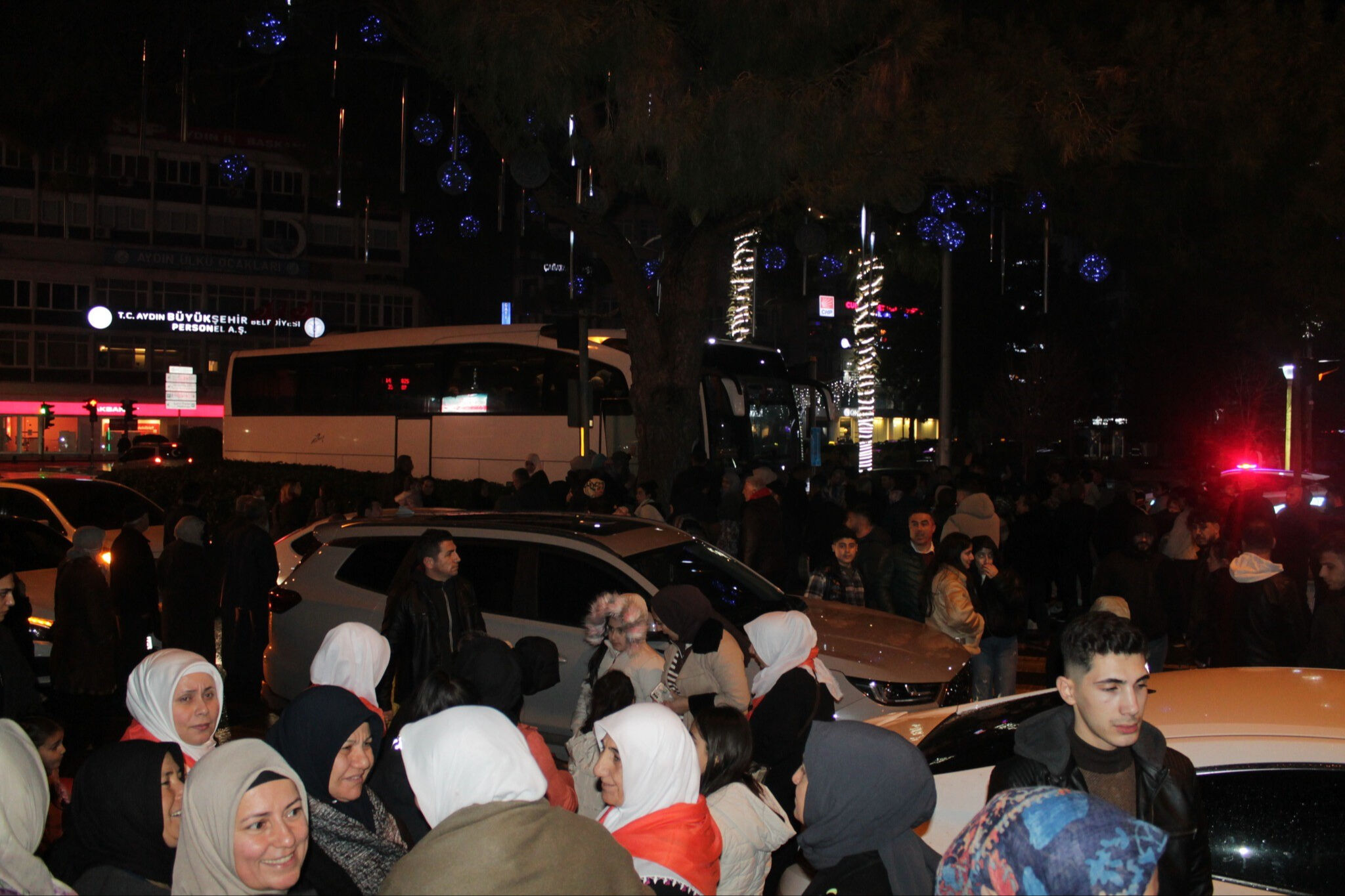 2025 yılının ilk umre kafileleri yollarda! Osmaniye'de yüzlerce kişi umrecileri mukaddes topraklara dualarla uğurladı - 4. Resim