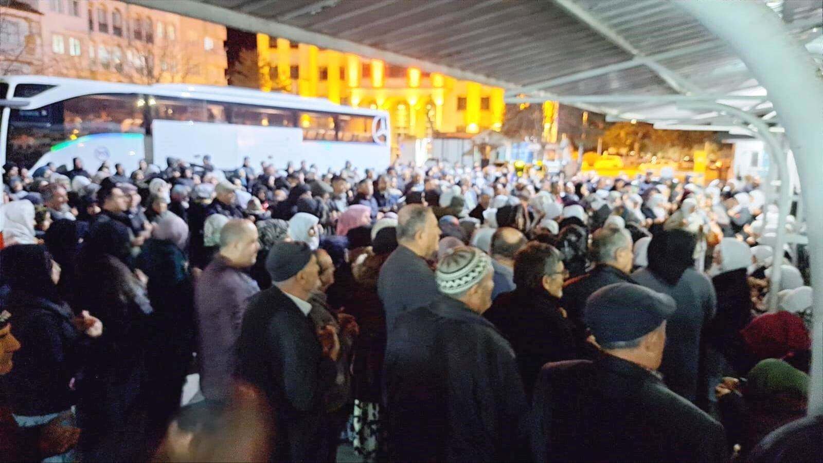 2025 yılının ilk umre kafileleri yollarda! Osmaniye'de yüzlerce kişi umrecileri mukaddes topraklara dualarla uğurladı - 5. Resim