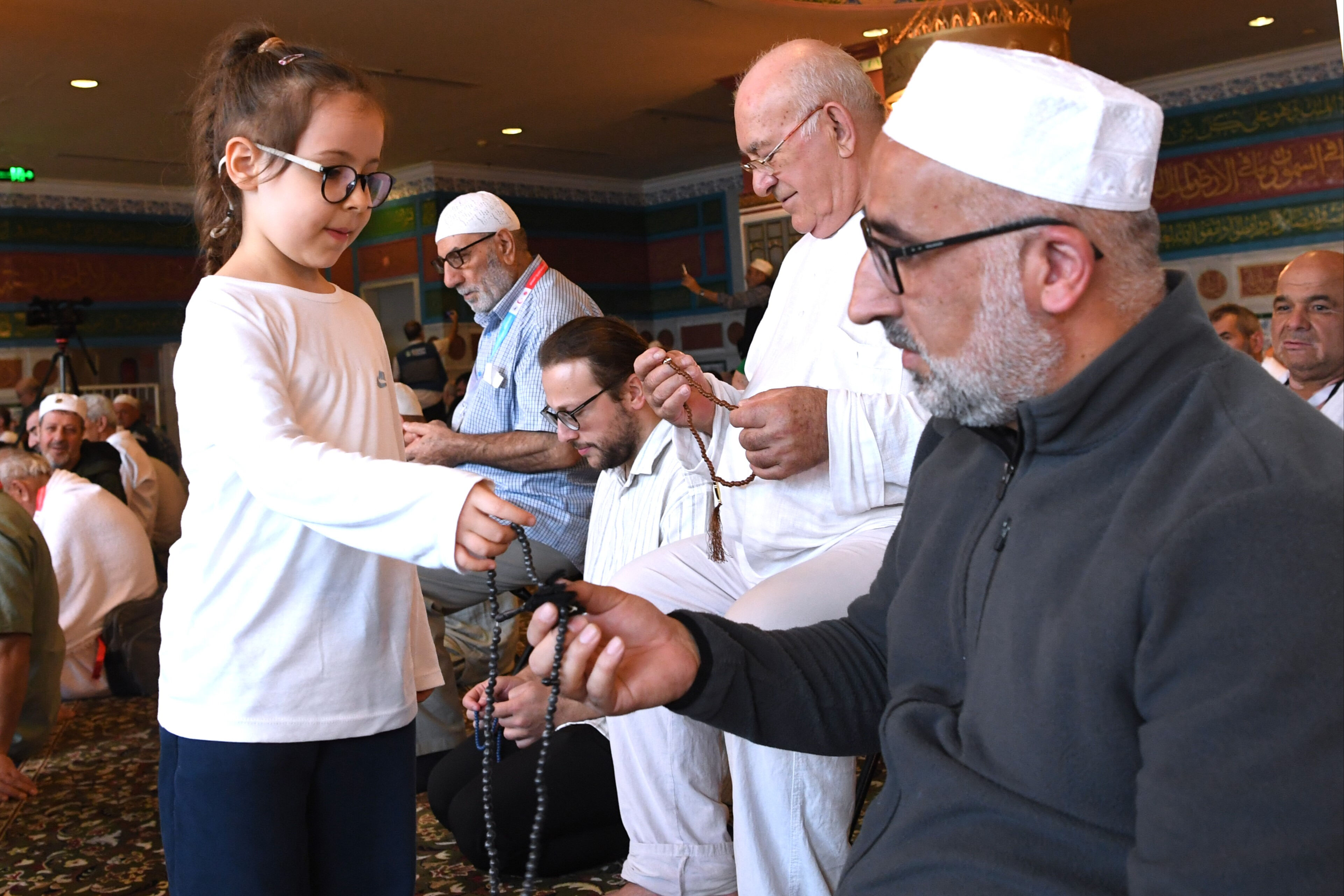 2025 yılının ilk umre kafileleri yollarda! Osmaniye'de yüzlerce kişi umrecileri mukaddes topraklara dualarla uğurladı - 7. Resim