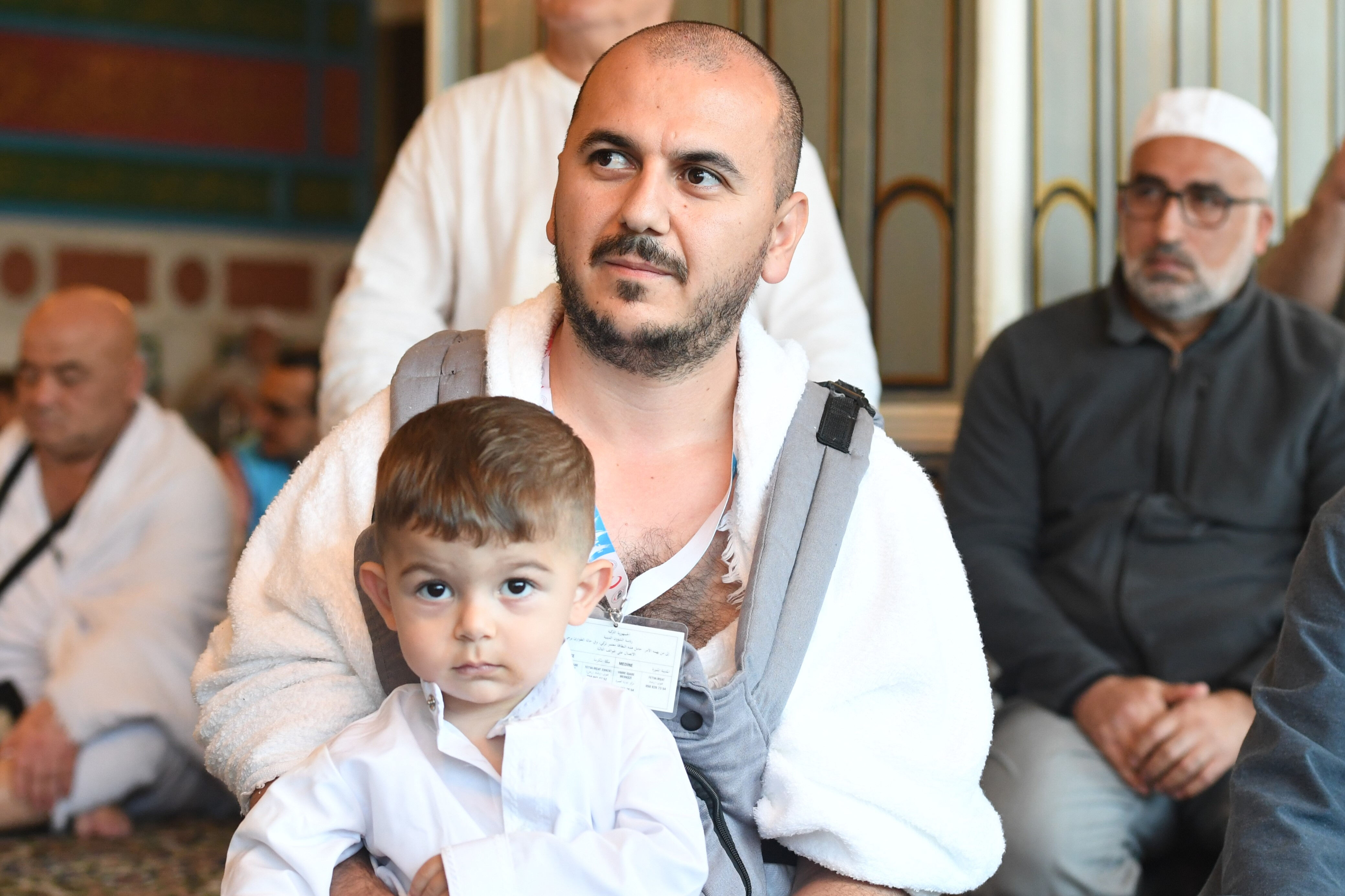 2025 yılının ilk umre kafileleri yollarda! Osmaniye'de yüzlerce kişi umrecileri mukaddes topraklara dualarla uğurladı - 6. Resim