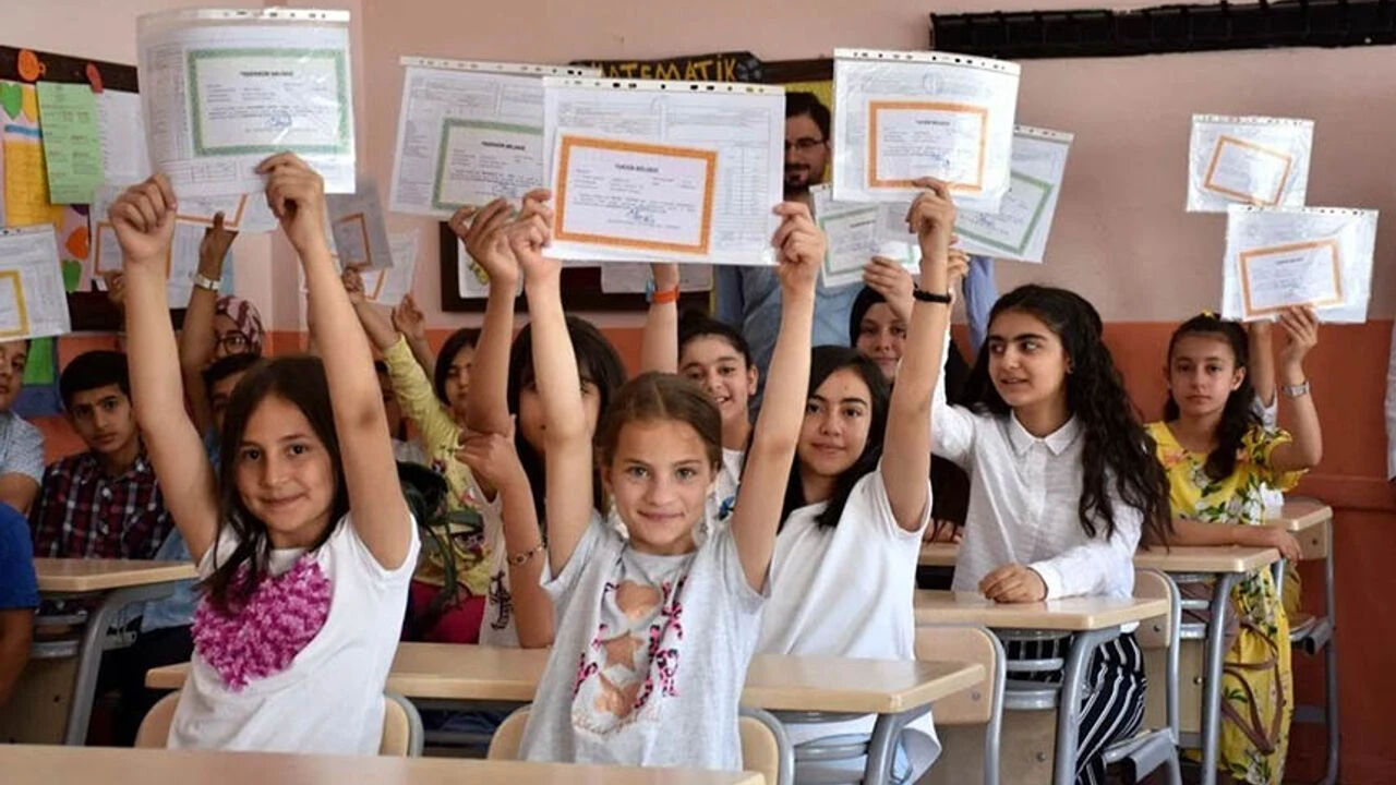 4. sınıfta takdir teşekkür var mı, onur belgesi takdir belgesinden üstün mü? 2025 karne günü yarın! 4. sınıfta takdir teşekkür var mı, onur belgesi takdir belgesinden üstün mü? 2025 karne günü yarın! - 2. Resim