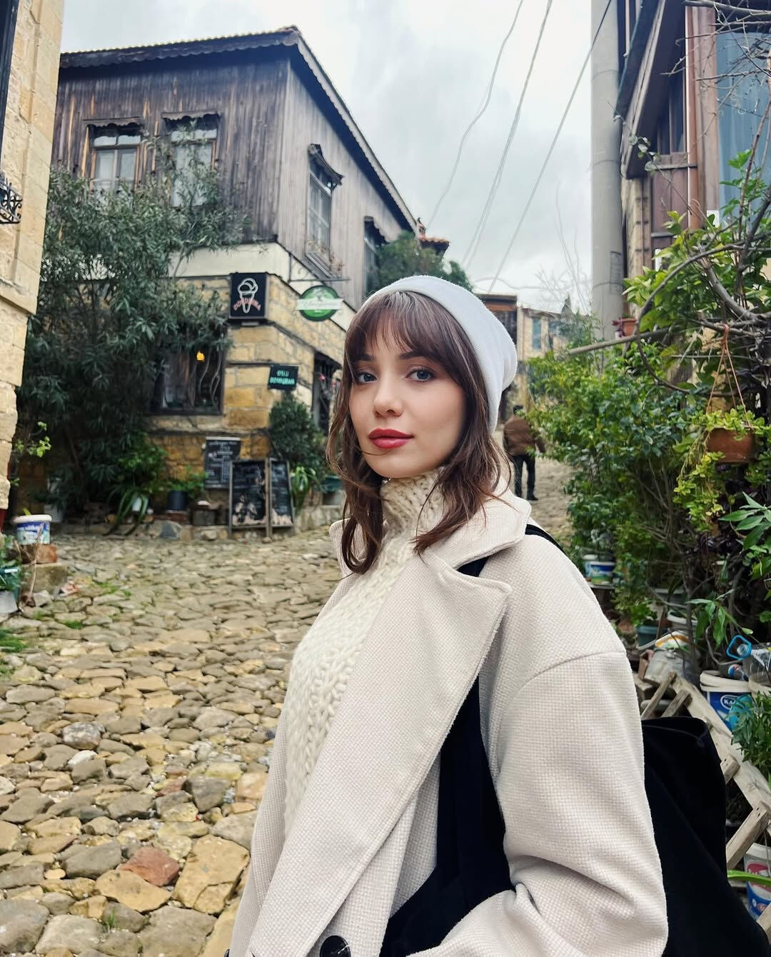 Burcu Kirman kimdir, kaç yaşında? Oynadığı diziler ve özel hayatı merak ediliyor - 1. Resim