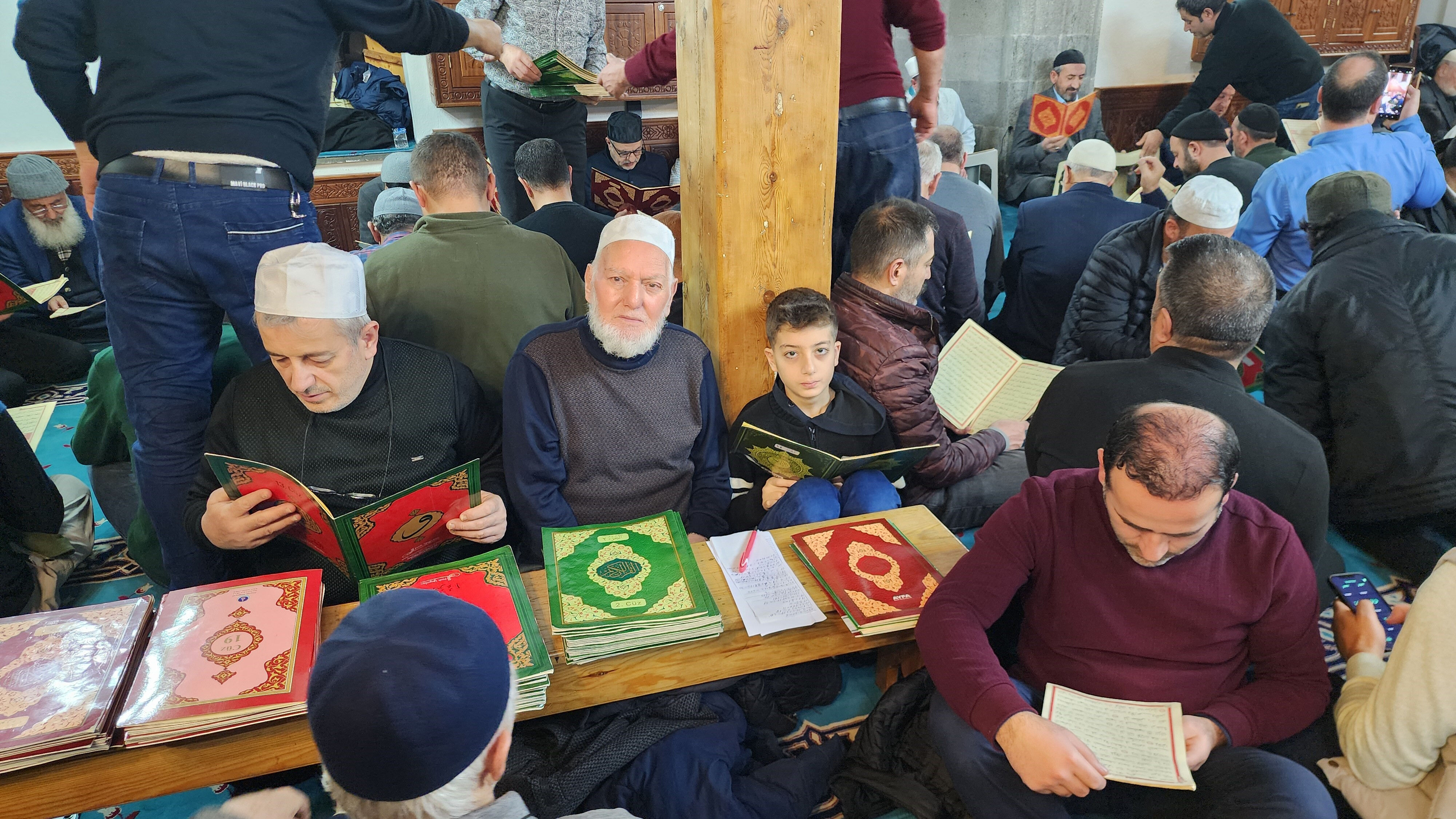 Erzurumlular bir aydır Kuranı Kerim okuyor! Pir Ali Baba'nın 1001 hatim geleneği tamamlandı - 1. Resim