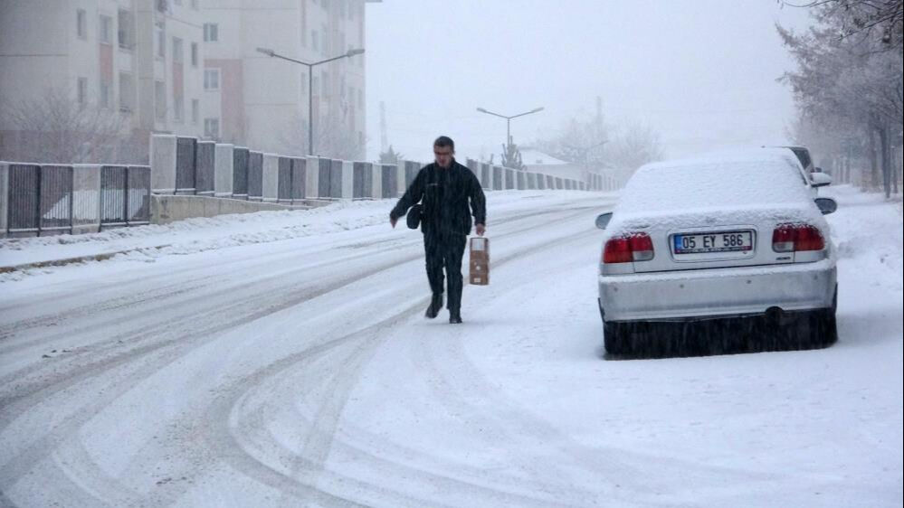 Hava sıcaklığı - 15 dereceye düştü! Her yer beyaza büründü, uçakla rötar yaptı - 1. Resim