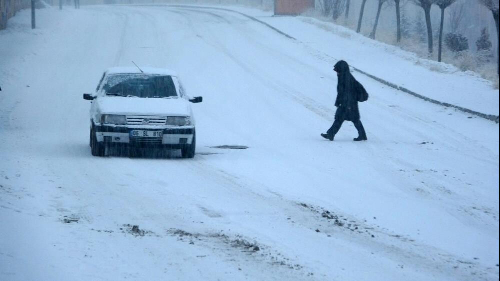 Hava sıcaklığı - 15 dereceye düştü! Her yer beyaza büründü, uçakla rötar yaptı - 2. Resim