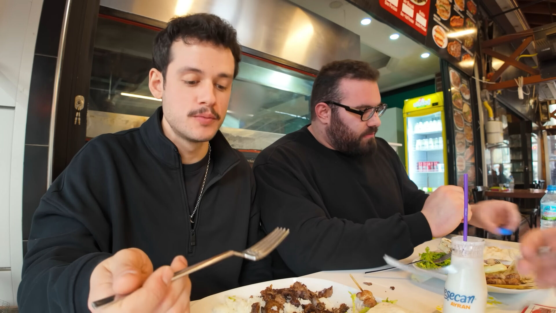 Ünlü YouTuber Orkun Işıtmak  gördükleri karşısında şoke oldu! En düşük puanlı restorana gidince... Ünlü YouTuber Orkut Işıtmak  gördükleri karşısında şoke oldu! En düşük puanlı restoranına gidince... - 1. Resim