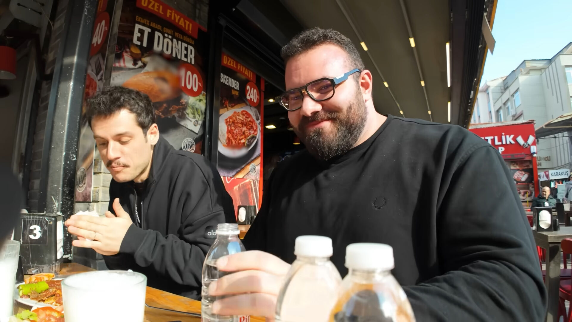 Ünlü YouTuber Orkun Işıtmak  gördükleri karşısında şoke oldu! En düşük puanlı restorana gidince... Ünlü YouTuber Orkut Işıtmak  gördükleri karşısında şoke oldu! En düşük puanlı restoranına gidince... - 2. Resim