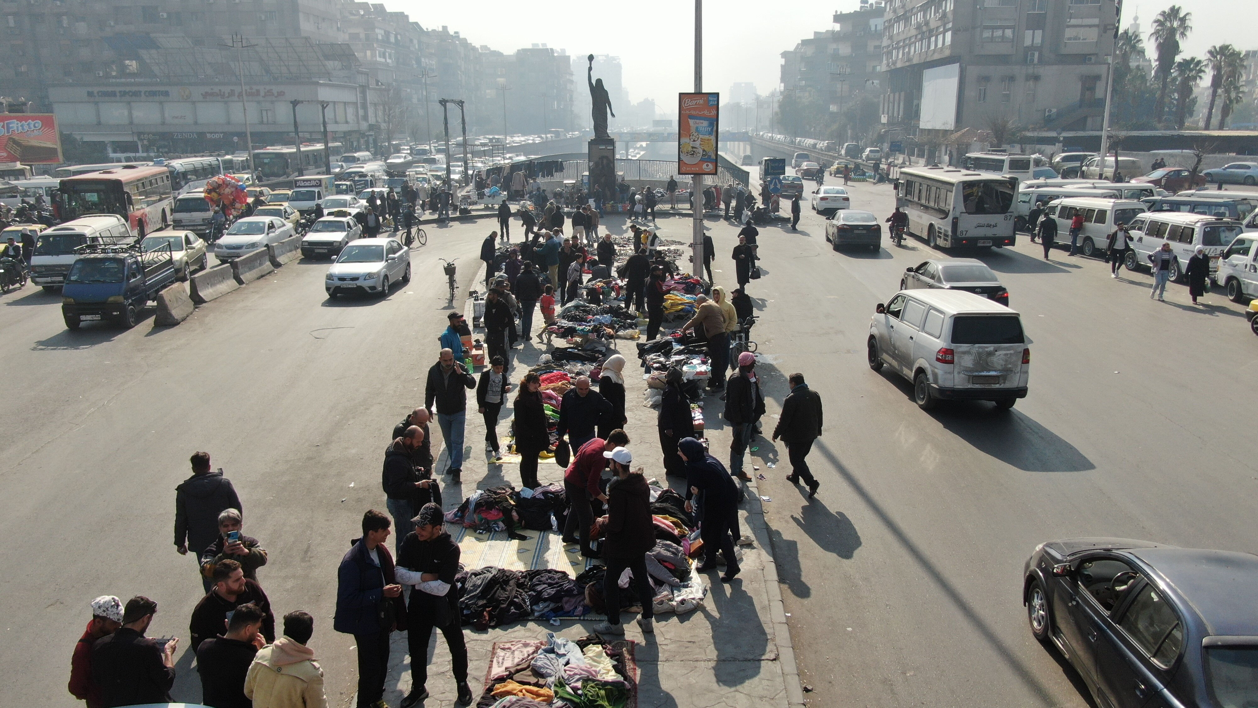 20 dolarlık ürün 1 dolara düştü! Esad gitti, yasak kalktı... Şam sokakları panayır alanı - 1. Resim
