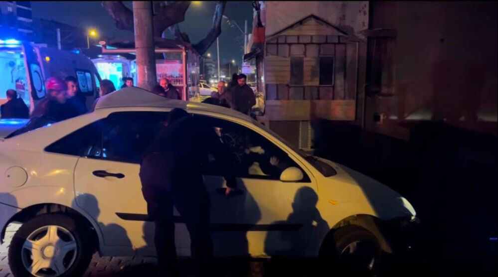 Bursa'da feci kaza! Araba korkuluklarda asılı kaldı, &ouml;l&uuml; ve yaralılar var - 2. Resim