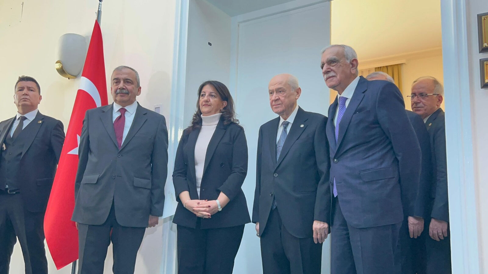 DEM Parti heyetinden beklenen İmralı ve Öcalan açıklaması geldi: Görüşmeler umut verici düzeydeydi DEM Parti heyetinden beklenen İmralı ve Öcalan açıklaması geldi: Görüşmeler umut verici düzeydeydi - 1. Resim