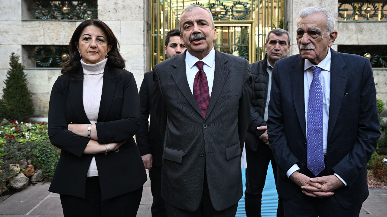 DEM Parti heyetinden beklenen İmralı ve Öcalan açıklaması geldi: Görüşmeler umut verici düzeydeydi DEM Parti heyetinden beklenen İmralı ve Öcalan açıklaması geldi: Görüşmeler umut verici düzeydeydi - 2. Resim