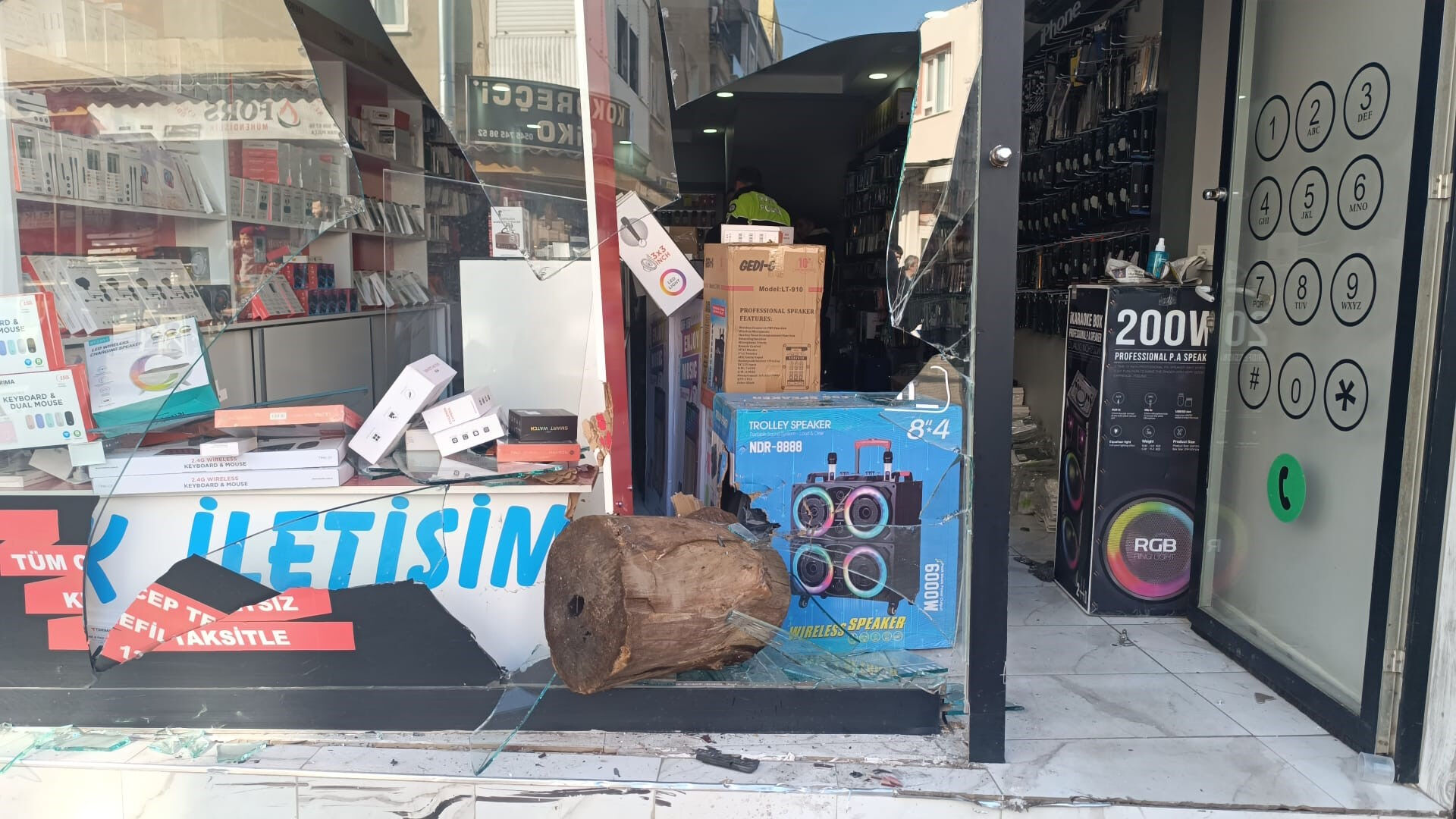 Fren yerine gaza bastı, iş yerine daldı! Faciadan dönüldü - 1. Resim