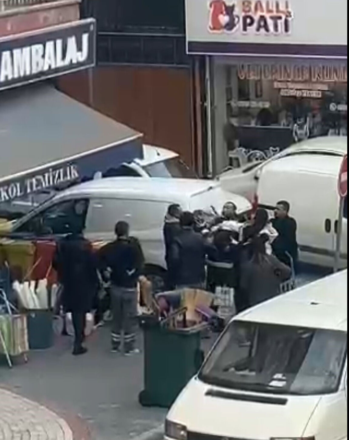 Kadınlar saç saça kavga etti, tekmeler havada uçuştu - 2. Resim