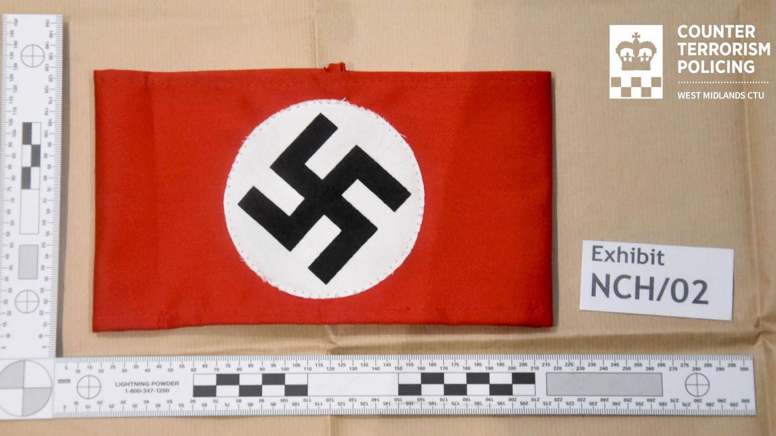 Neo-Nazi taraftarı sığınmacıya saldırdı! Evinden çıkanlar şok etti - 4. Resim