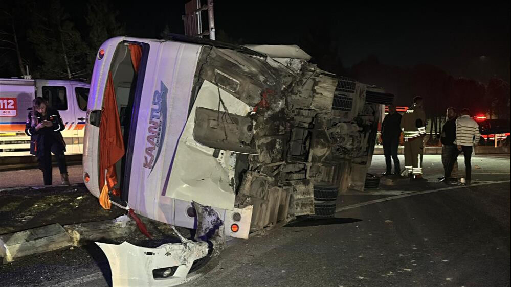 Uşak'ta can pazarı! İş&ccedil;i servisi kaza yaptı, 28 kişi yaralandı - 4. Resim