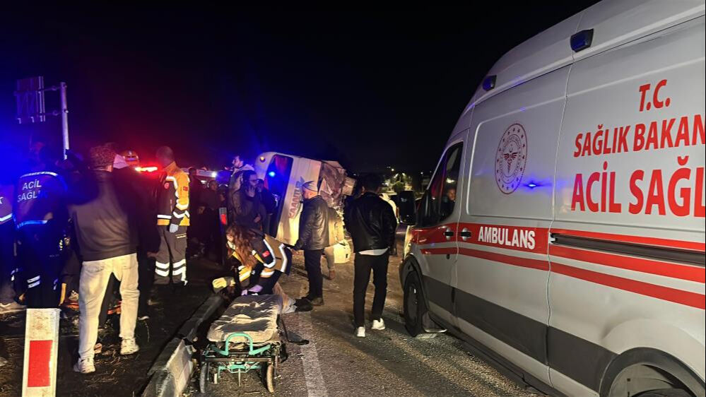 Uşak'ta can pazarı! İş&ccedil;i servisi kaza yaptı, 28 kişi yaralandı - 2. Resim