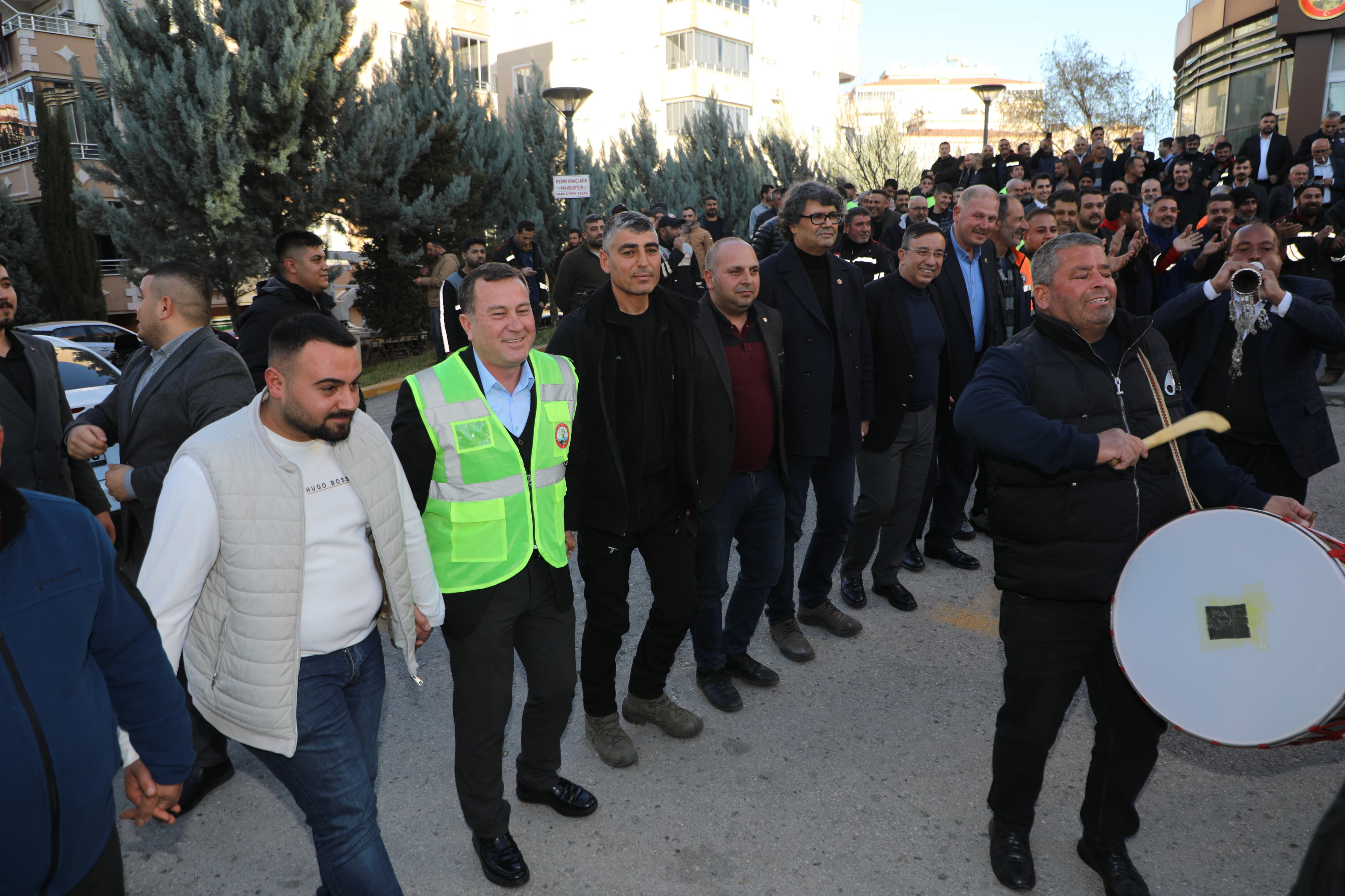 Belediye çalışanları aldıkları zammı halay çekerek kutladı! Maaşlar 2 kattan fazla arttı - 1. Resim