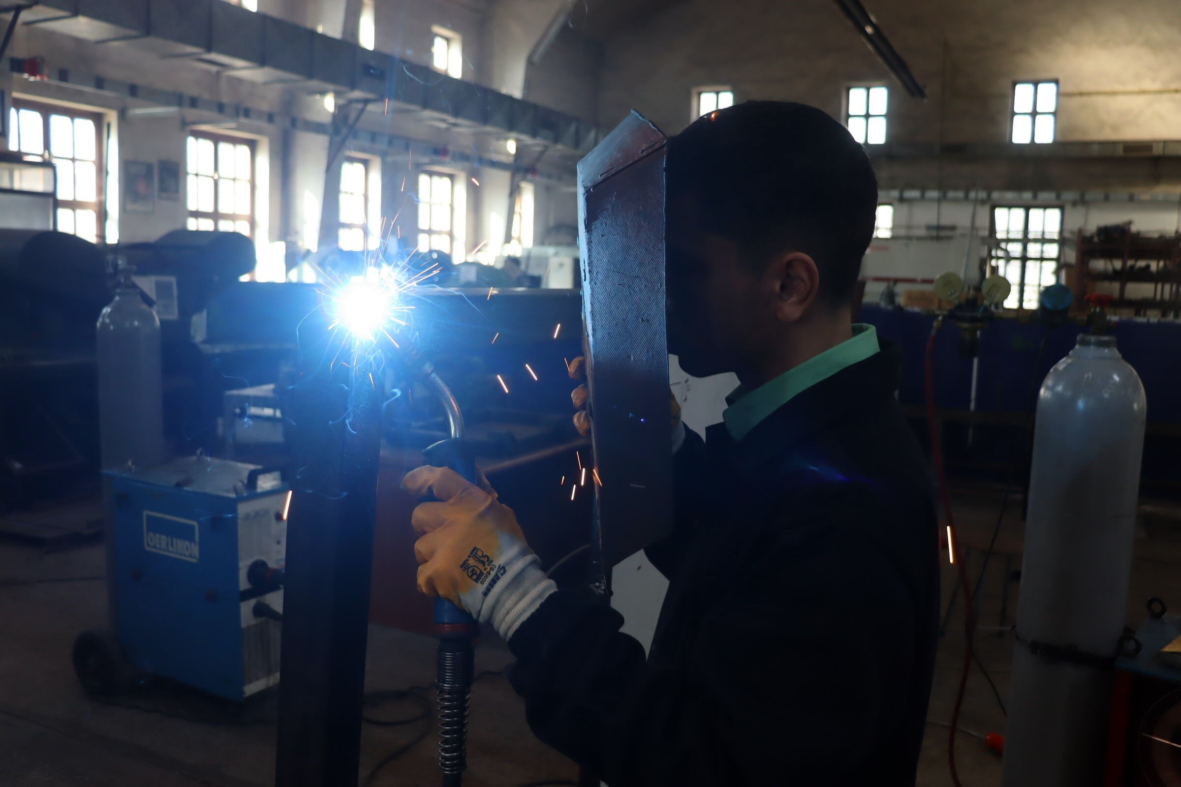 Hem okuyorlar hem para kazanıyorlar! Bu okuldan mezun olan patron oluyor - 4. Resim