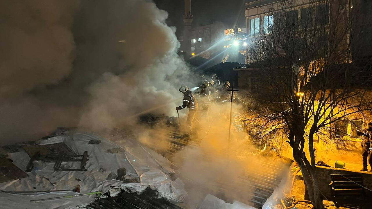 İstanbul'un göbeğinde feci olay! 3 ev cayır cayır yandı - 3. Resim