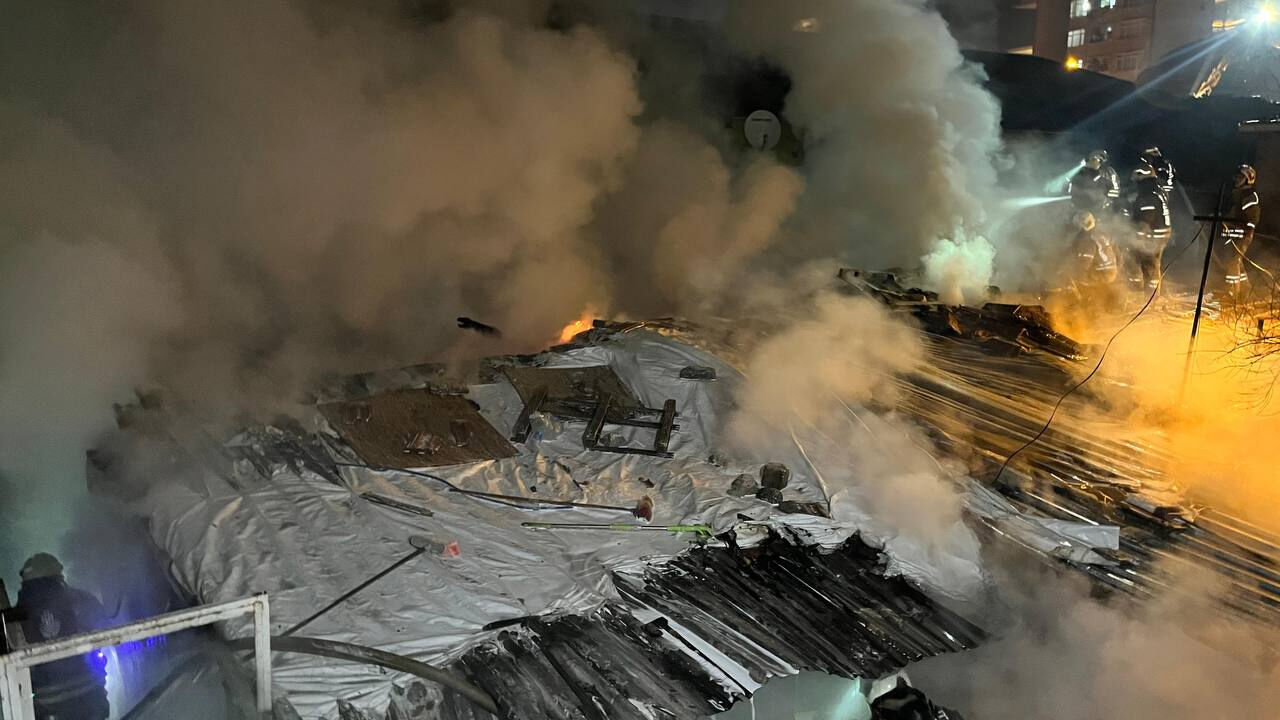 İstanbul'un göbeğinde feci olay! 3 ev cayır cayır yandı - 2. Resim