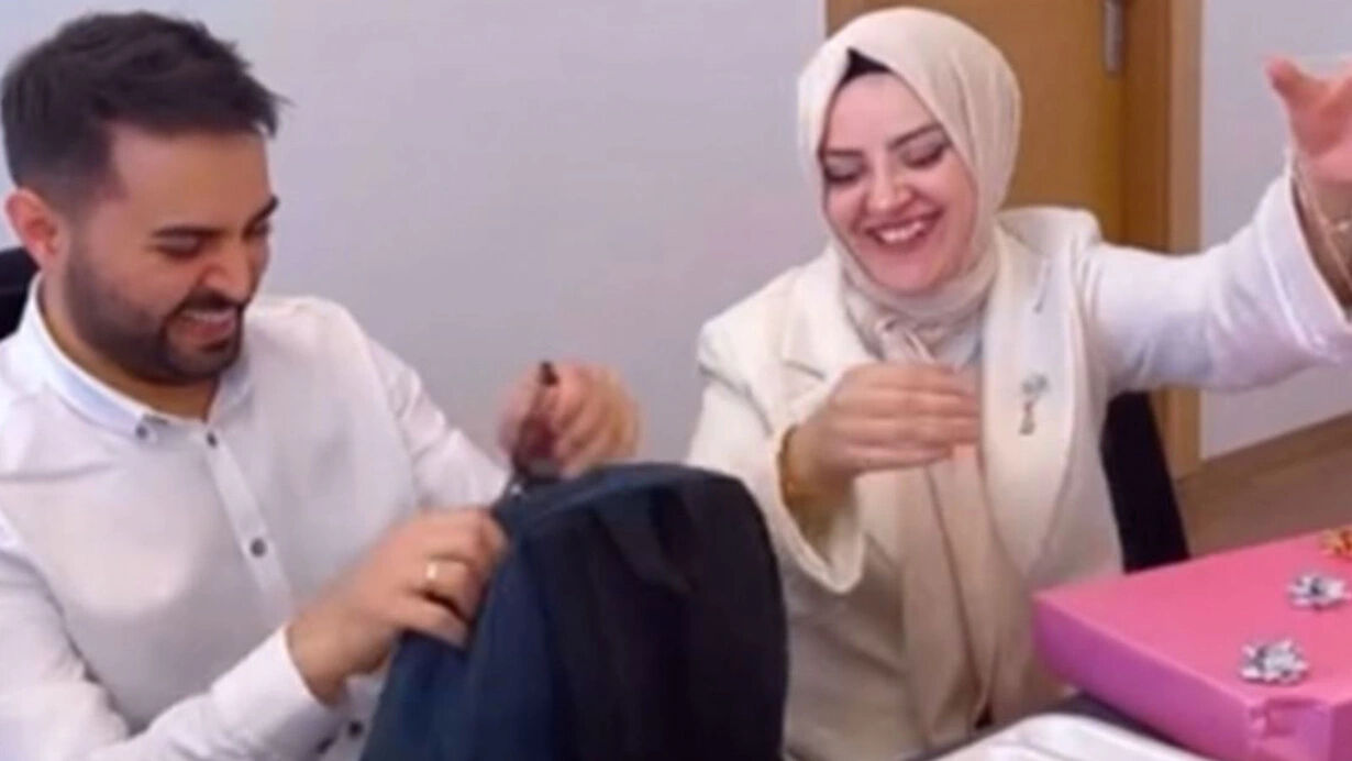Kesenin ağzını açtı! Kadir Ezildi'den nişanlısı Gamze Türkmen’e dikkat çeken mezuniyet hediyesi - 2. Resim