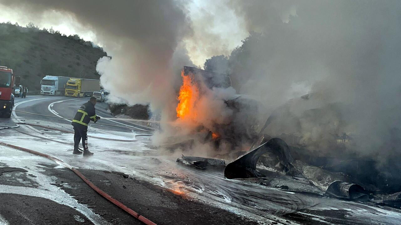 Sakarya'da seyir halindeki tır alev topuna döndü! Korku dolu anlar - 1. Resim