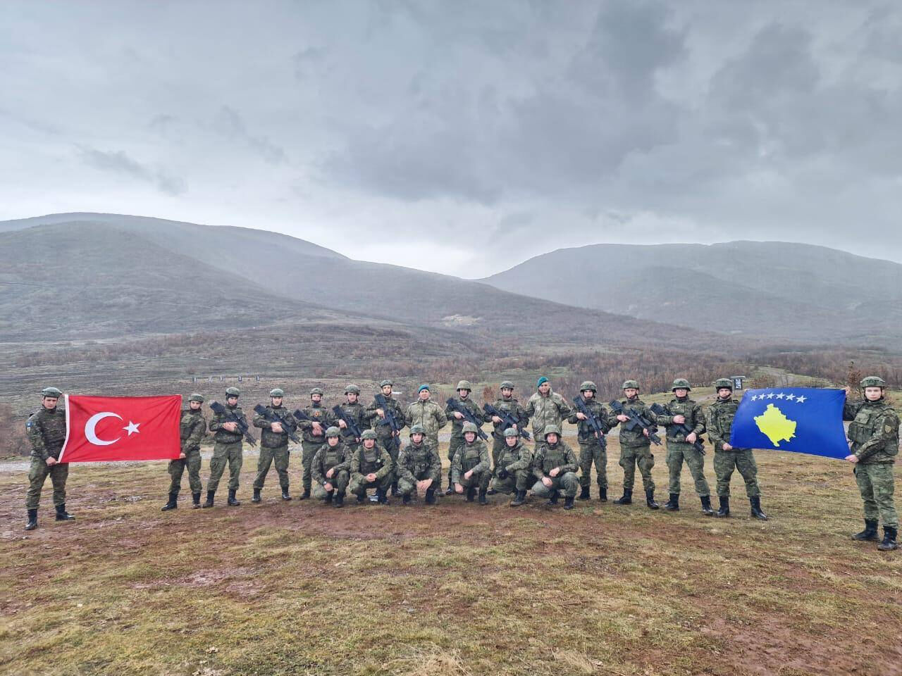 Tarihi misyonun parçası! Kosovalı askerlere Mehmetçikten keskin nişancı eğitimi verildi Tarihi misyonun parçası! Kosovalı askerlere Mehmetçikten keskin nişancı eğitimi verildi - 1. Resim