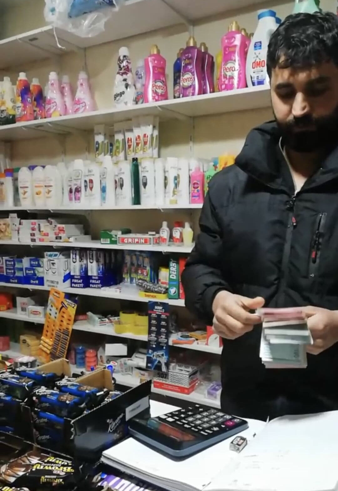 Zimem Defteri geleneği! Garibanın 200 bin liralık veresiye borcunu tek kalemde kapattı - 3. Resim