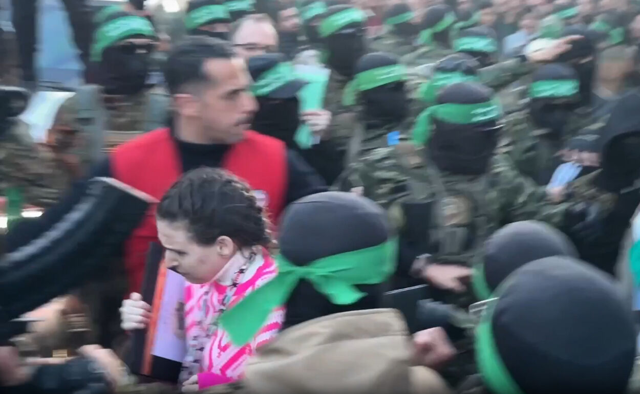 Esir takasında çarpıcı görüntü! İsrailli rehine Filistin bayrağını boynundan çıkartmadı Esir takasında çarpıcı görüntü! Rehinenin parmaklarının eksik olduğu görüldü - 2. Resim