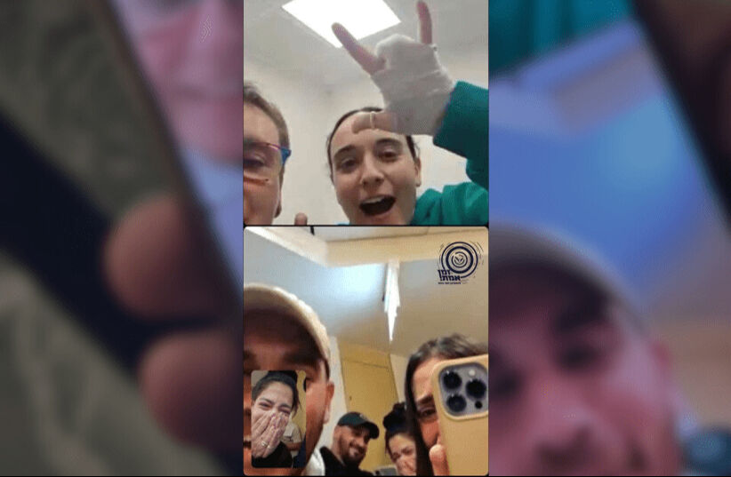 Esir takasında çarpıcı görüntü! İsrailli rehine Filistin bayrağını boynundan çıkartmadı Esir takasında çarpıcı görüntü! Rehinenin parmaklarının eksik olduğu görüldü - 3. Resim