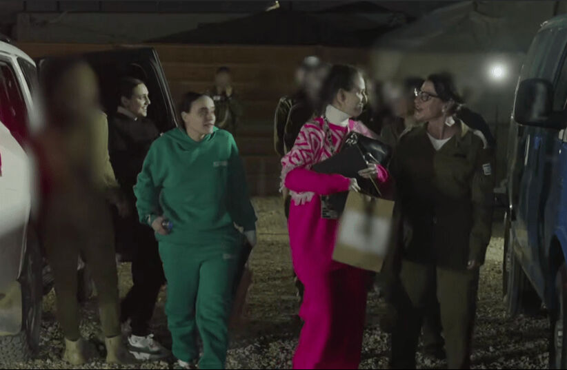 Esir takasında çarpıcı görüntü! İsrailli rehine Filistin bayrağını boynundan çıkartmadı Esir takasında çarpıcı görüntü! Rehinenin parmaklarının eksik olduğu görüldü - 3. Resim