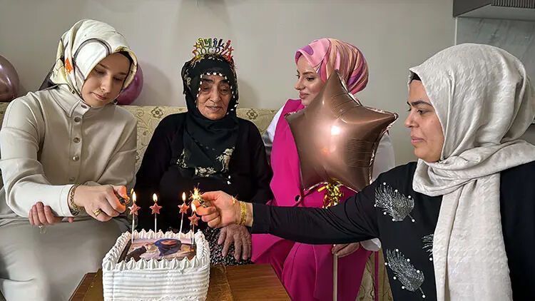 İlk doğum gününü 93 yaşında kutladı! Yaşına rağmen dış görünüşü görenleri hayran bıraktı İlk doğum gününü 93 yaşında kutladı! Yaşına rağmen dış görünüşü görenleri hayran bıraktı - 2. Resim