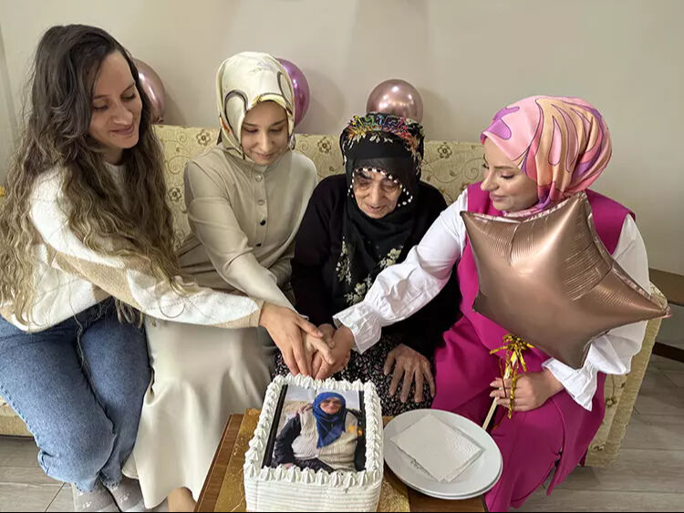 İlk doğum gününü 93 yaşında kutladı! Yaşına rağmen dış görünüşü görenleri hayran bıraktı İlk doğum gününü 93 yaşında kutladı! Yaşına rağmen dış görünüşü görenleri hayran bıraktı - 3. Resim