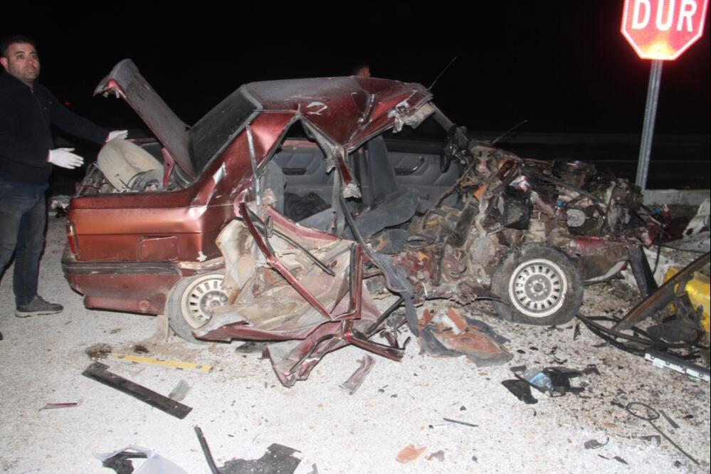 Konya'da Korelileri taşıyan minibüs kaza yaptı! Ölü ve yaralılar var - 1. Resim