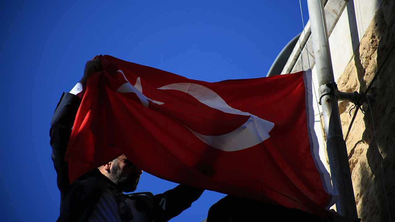 12 yıl sonra ilk! Halep Başkonsolosluğu'nda Türk bayrağı göndere çekildi - 1. Resim