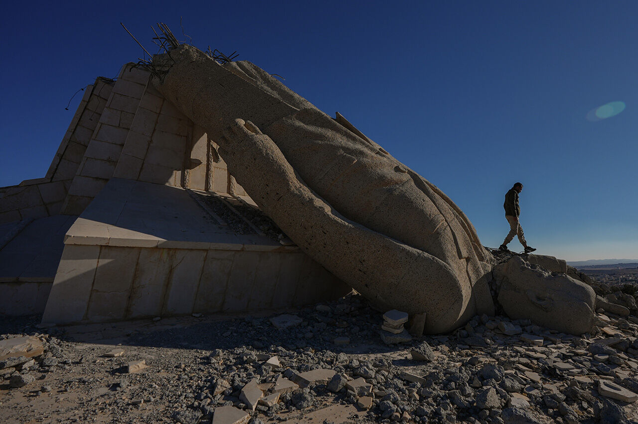 Suriye'nin en büyük heykeliydi! Deyr Atiye bölgesinde yıkılan Hafız Esad heykeli ibret için bekletiliyor - 3. Resim