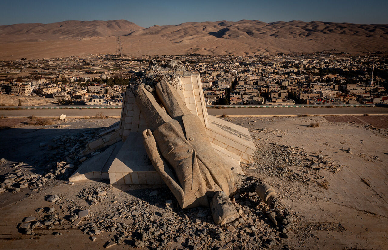 Suriye'nin en büyük heykeliydi! Deyr Atiye bölgesinde yıkılan Hafız Esad heykeli ibret için bekletiliyor - 1. Resim