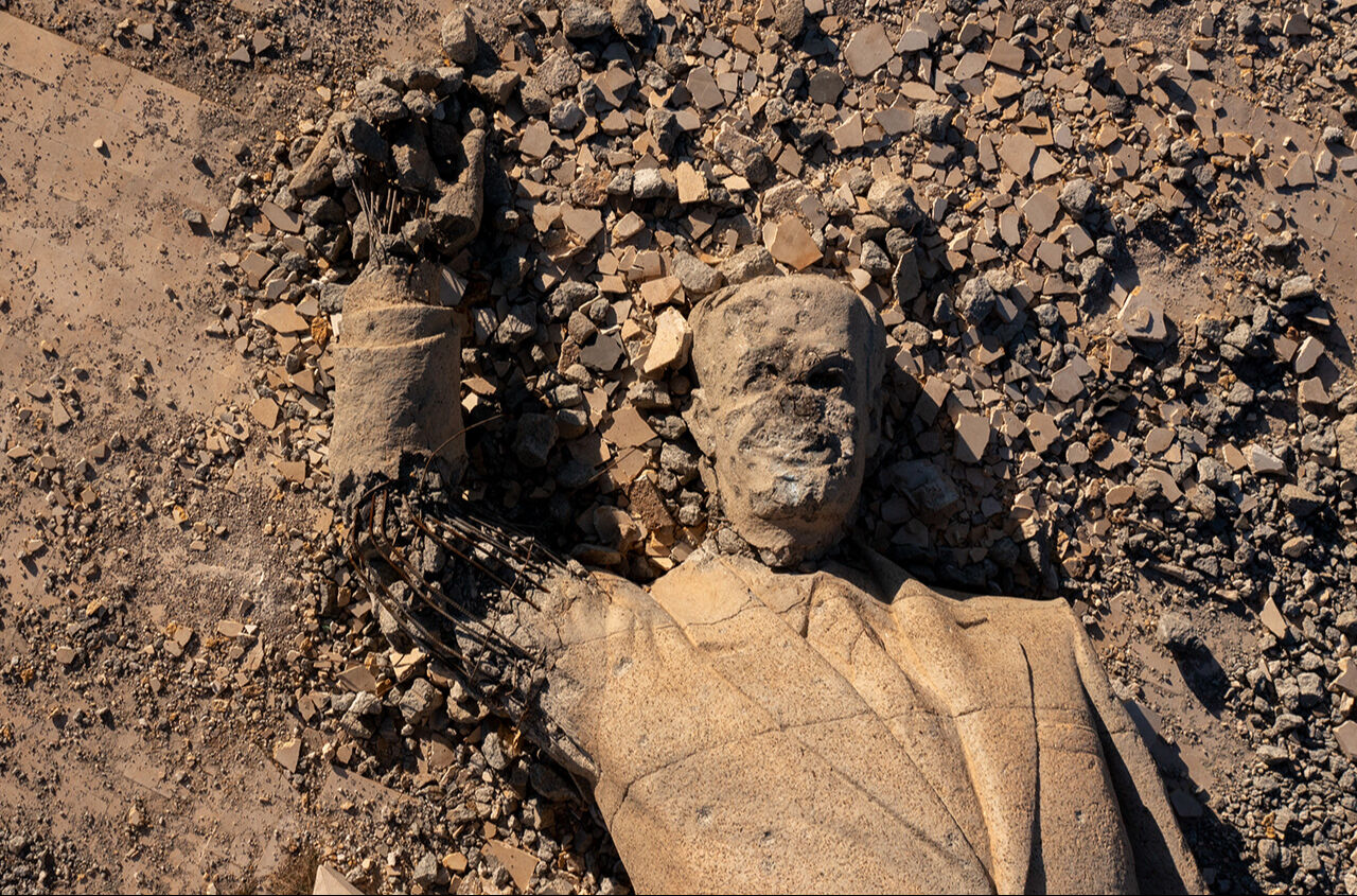 Suriye'nin en büyük heykeliydi! Deyr Atiye bölgesinde yıkılan Hafız Esad heykeli ibret için bekletiliyor - 2. Resim