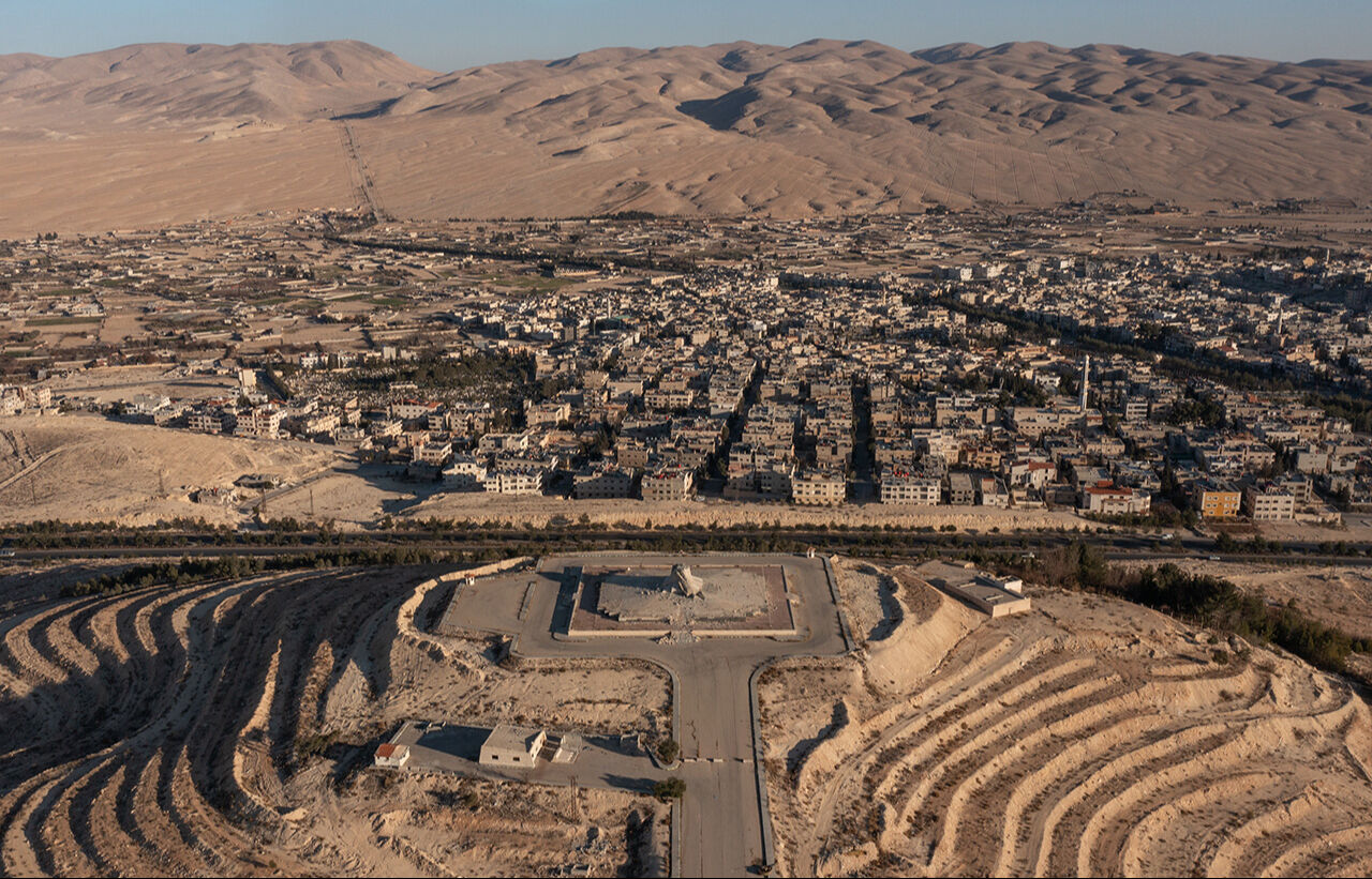 Suriye'nin en büyük heykeliydi! Deyr Atiye bölgesinde yıkılan Hafız Esad heykeli ibret için bekletiliyor - 6. Resim