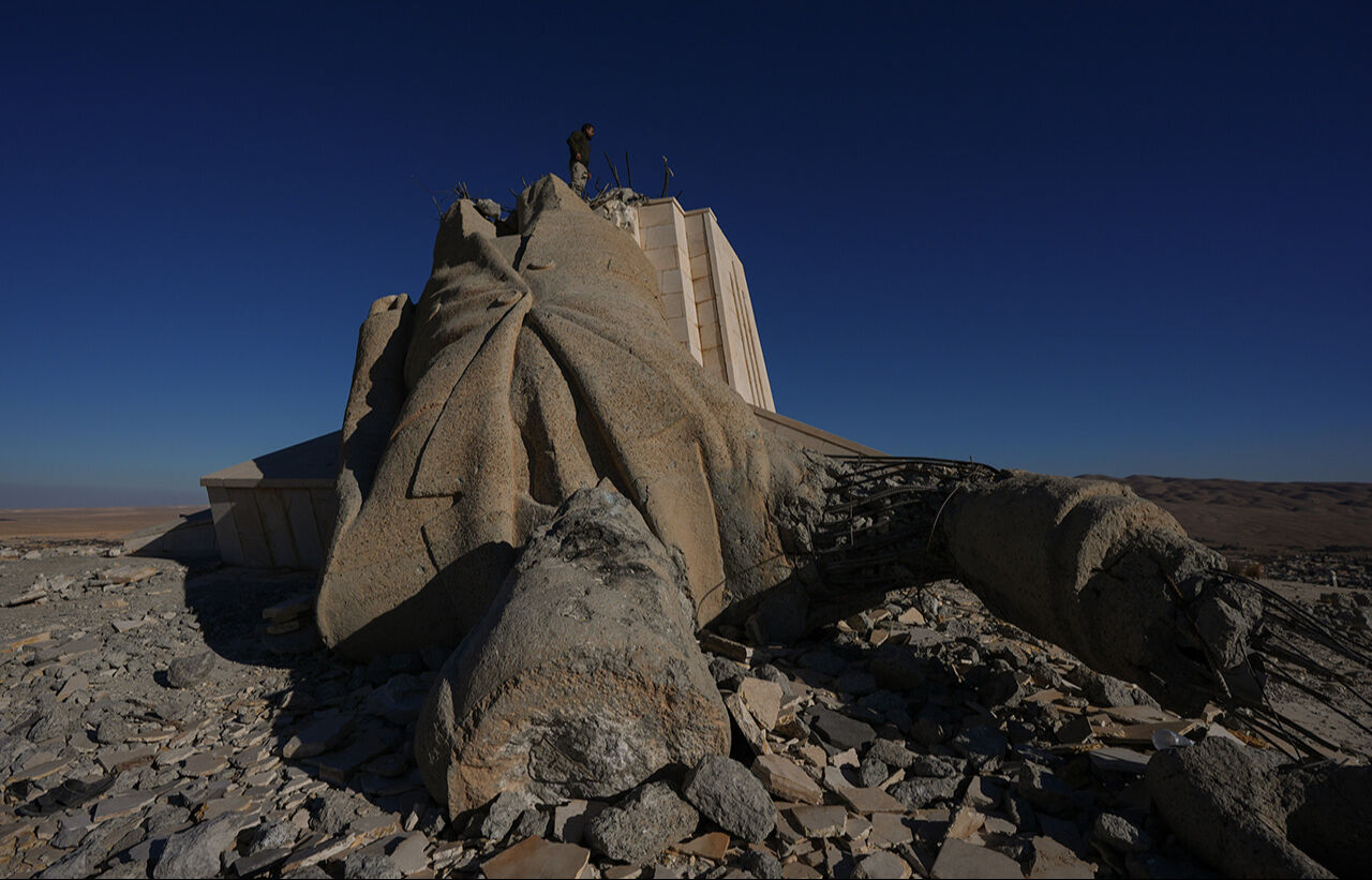 Suriye'nin en büyük heykeliydi! Deyr Atiye bölgesinde yıkılan Hafız Esad heykeli ibret için bekletiliyor - 4. Resim