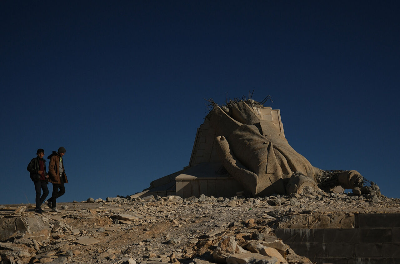 Suriye'nin en büyük heykeliydi! Deyr Atiye bölgesinde yıkılan Hafız Esad heykeli ibret için bekletiliyor - 5. Resim