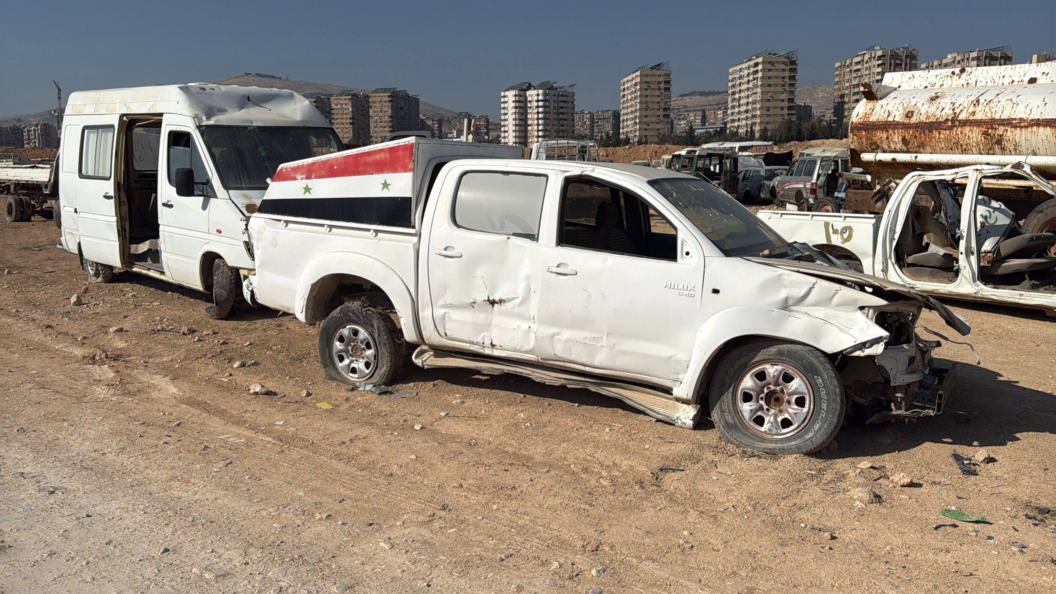 Esad el koymuştu! Her markadan var, binlerce araç sahiplerini bekliyor Esad el koymuştu! Yüzlerce araç sahiplerini bekliyor - 5. Resim