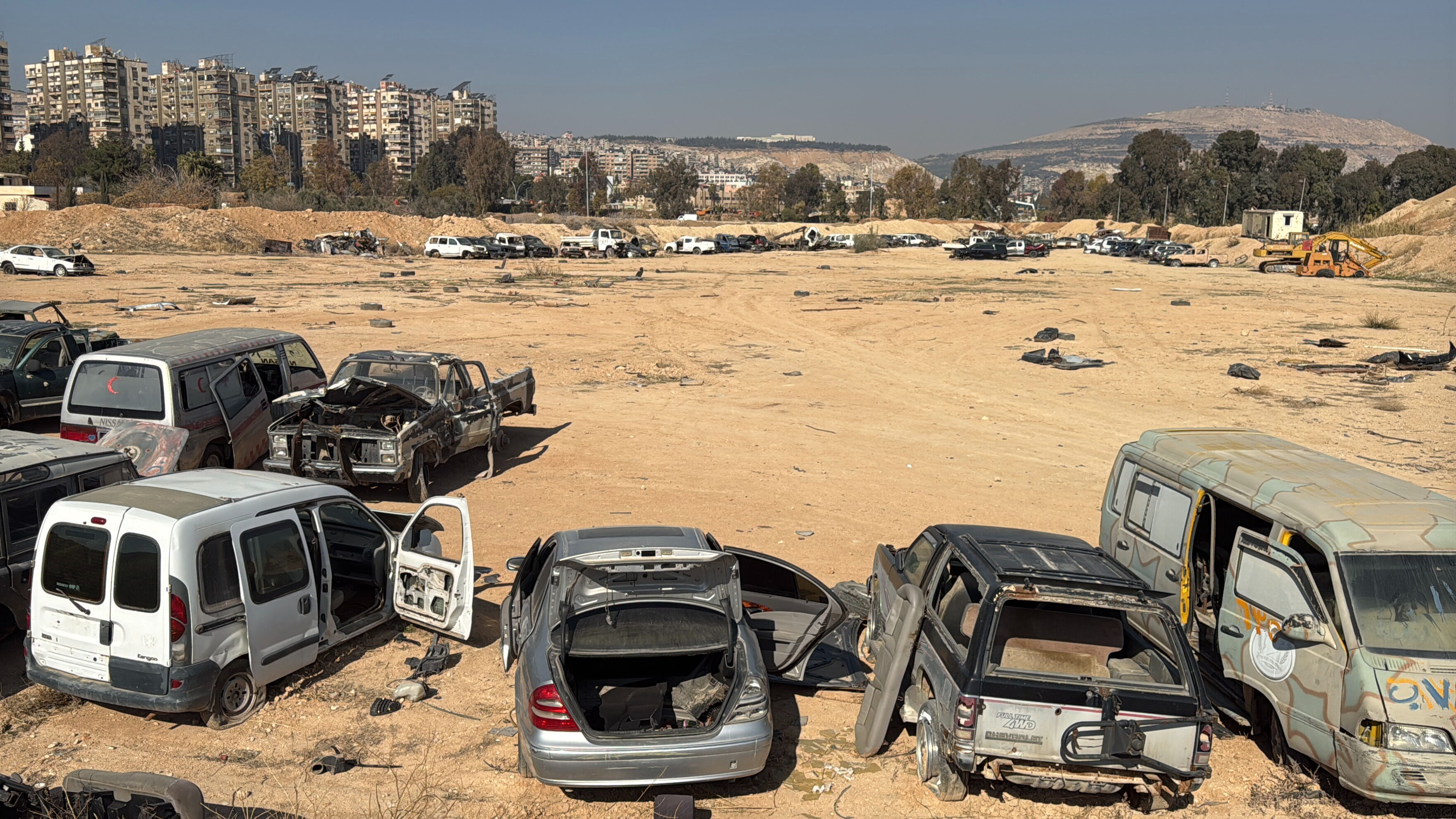 Esad el koymuştu! Her markadan var, binlerce araç sahiplerini bekliyor Esad el koymuştu! Yüzlerce araç sahiplerini bekliyor - 3. Resim