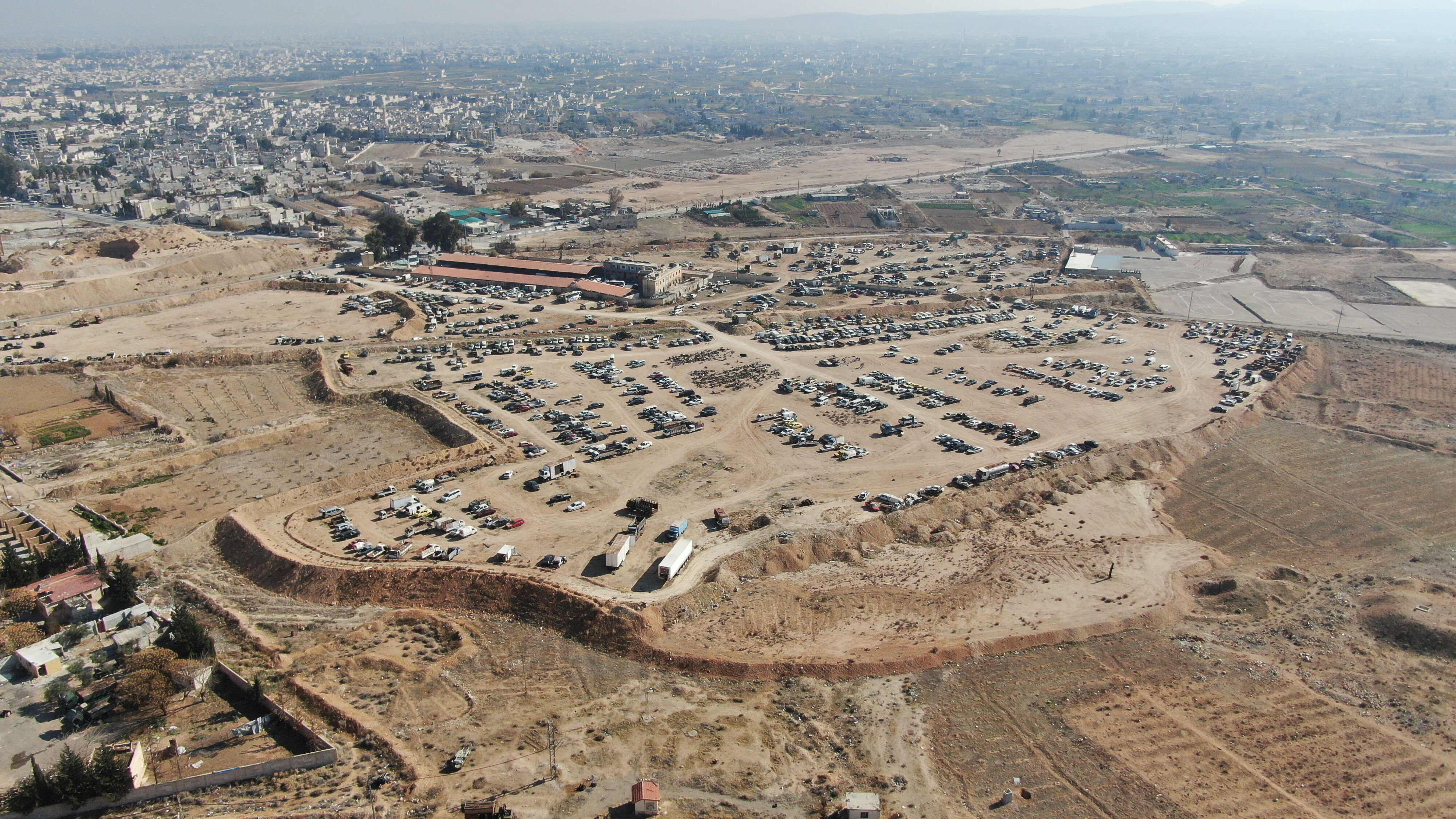 Esad el koymuştu! Her markadan var, binlerce araç sahiplerini bekliyor Esad el koymuştu! Yüzlerce araç sahiplerini bekliyor - 1. Resim
