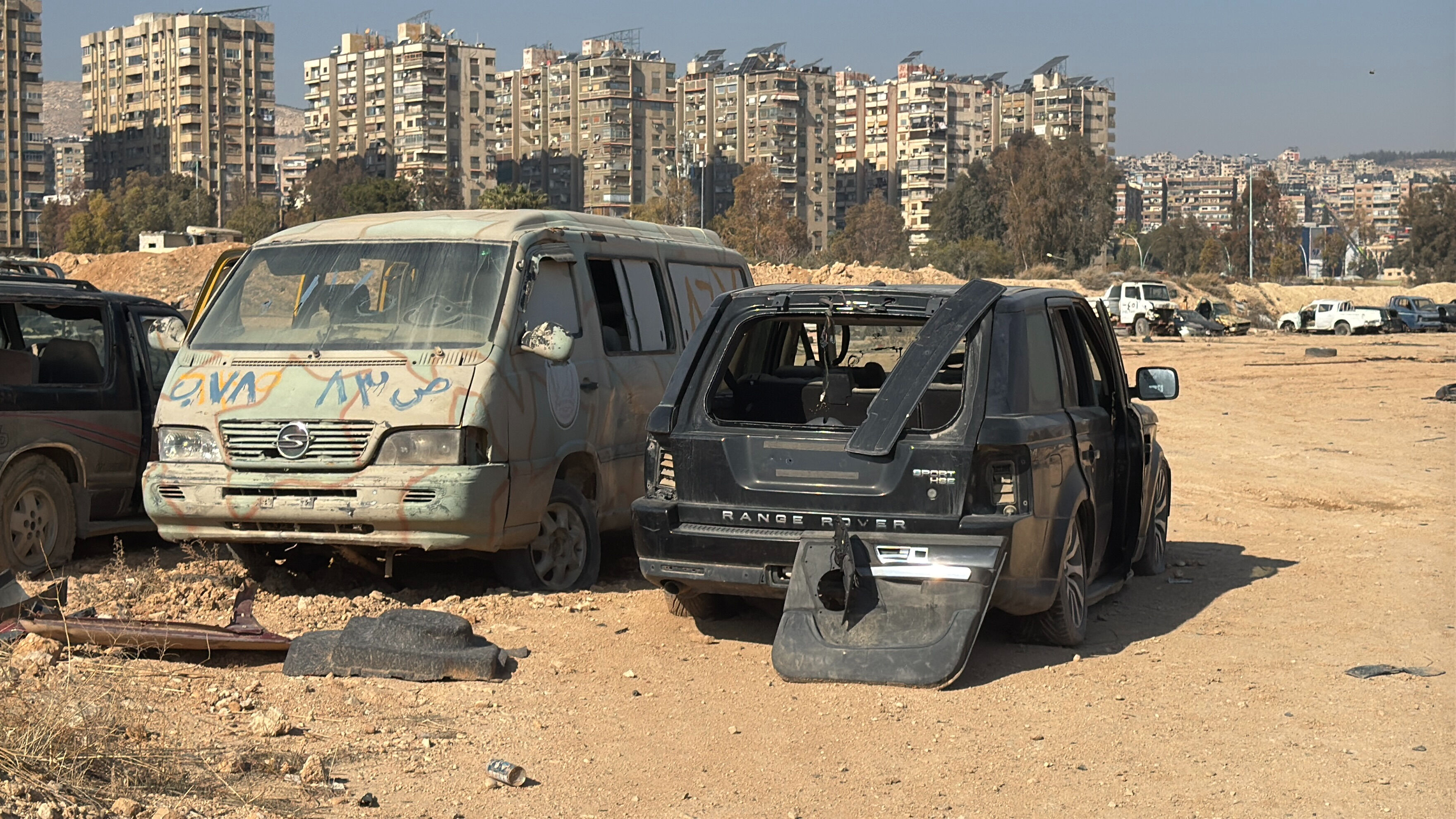 Esad el koymuştu! Her markadan var, binlerce araç sahiplerini bekliyor Esad el koymuştu! Yüzlerce araç sahiplerini bekliyor - 6. Resim