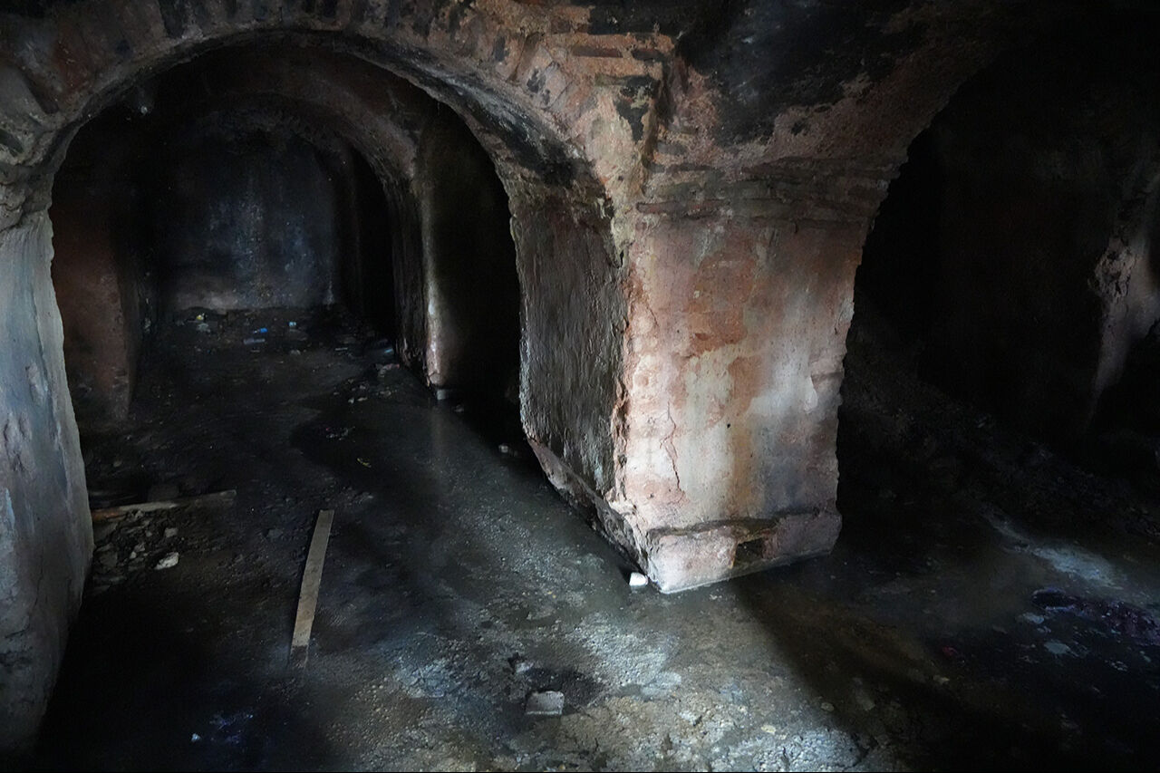 İstanbul'da 1500 yıllık Bizans sarnıcı harabeye döndü: Kemerleri garaj kapısı gibi kapatıldı İstanbul'da 1500 yıllık Bizans sarnıcı harabeye döndü: Kemerleri garaj kapısı gibi kapatıldı - 2. Resim