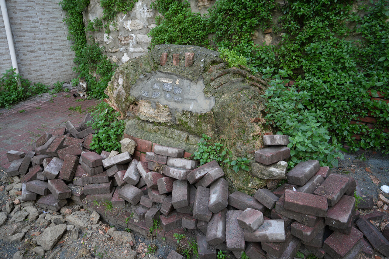 İstanbul'da 1500 yıllık Bizans sarnıcı harabeye döndü: Kemerleri garaj kapısı gibi kapatıldı İstanbul'da 1500 yıllık Bizans sarnıcı harabeye döndü: Kemerleri garaj kapısı gibi kapatıldı - 1. Resim
