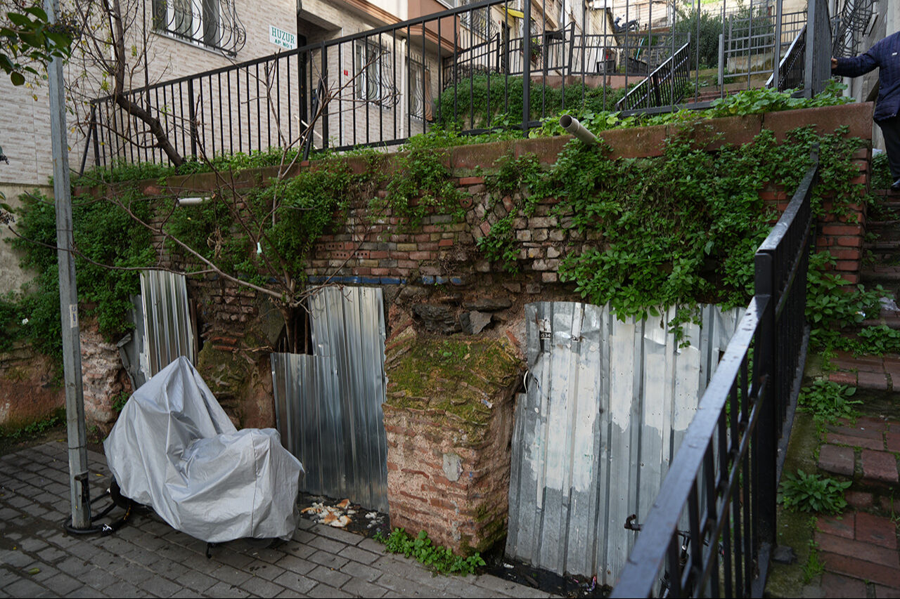 İstanbul'da 1500 yıllık Bizans sarnıcı harabeye döndü: Kemerleri garaj kapısı gibi kapatıldı İstanbul'da 1500 yıllık Bizans sarnıcı harabeye döndü: Kemerleri garaj kapısı gibi kapatıldı - 3. Resim