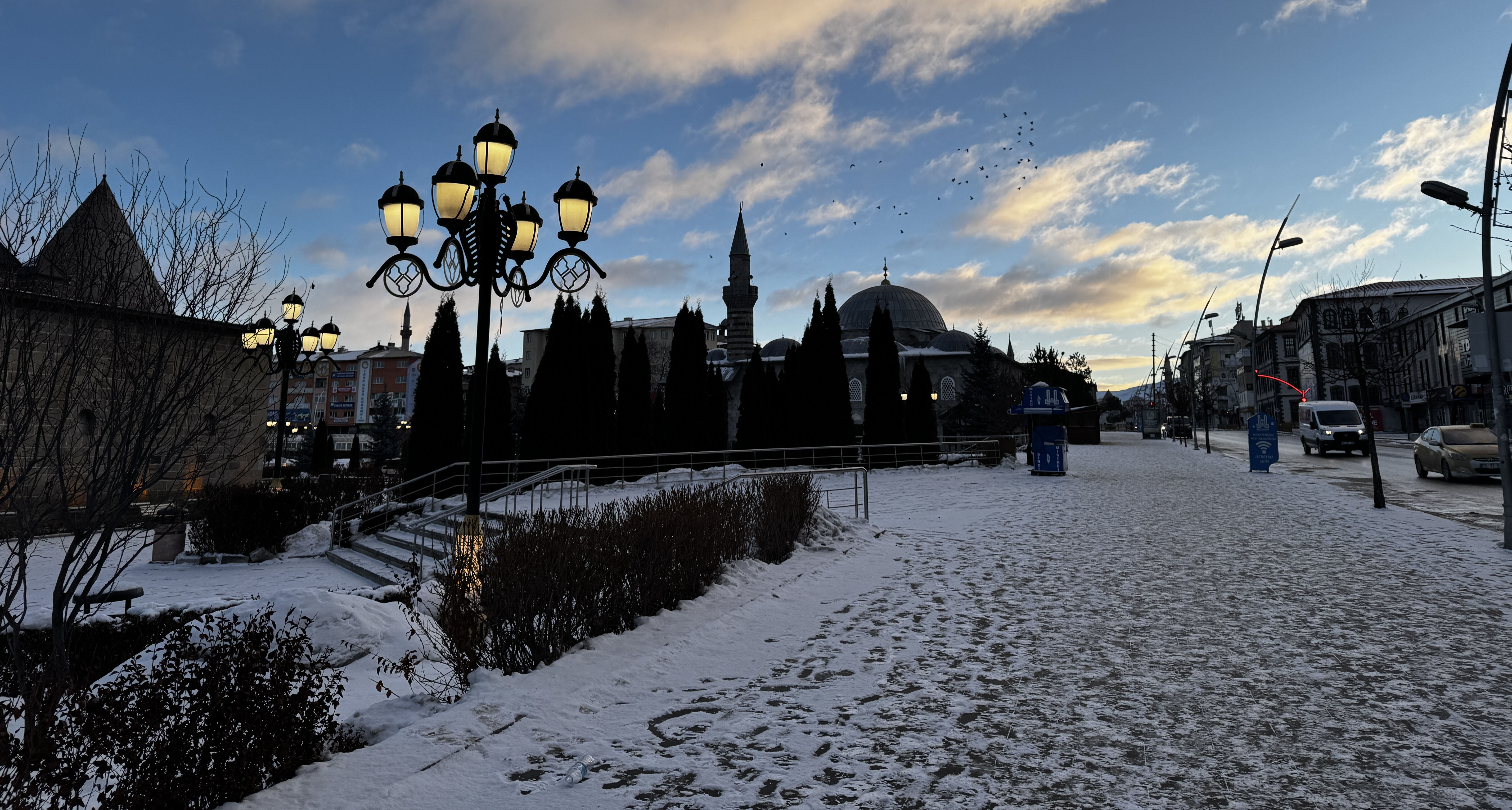 Kar bir anda bastırdı, hayatı felç etti! Birçok kent etkisi altında Kar bir anda bastırdı, hayatı felç etti! Birçok kent etkisi altında - 3. Resim