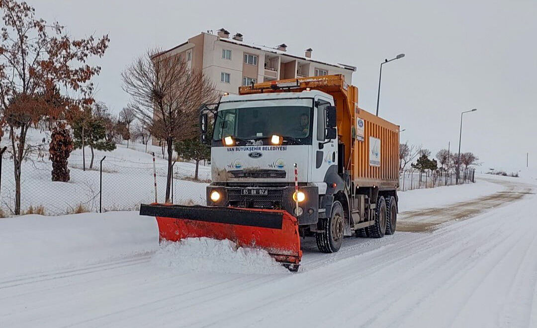 Kar bir anda bastırdı, hayatı felç etti! Birçok kent etkisi altında Kar bir anda bastırdı, hayatı felç etti! Birçok kent etkisi altında - 1. Resim